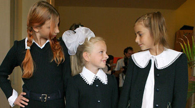 Российским мамам советуют самим шить школьную форму