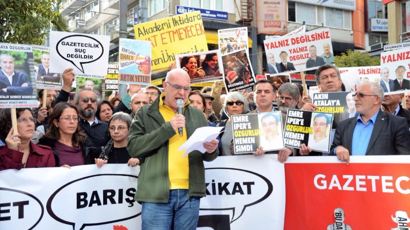 Турецкие журналисты провели акцию протеста в поддержку заключённых в тюрьму коллег