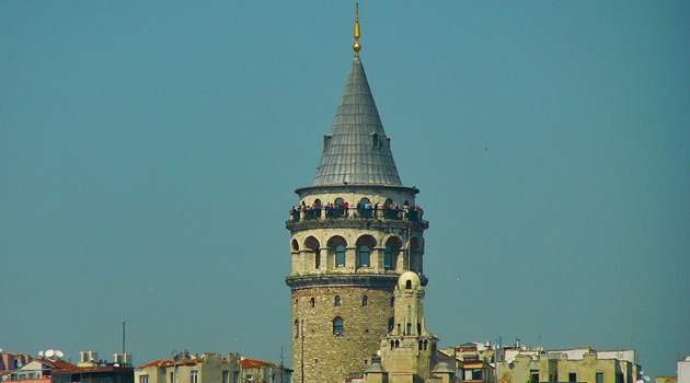В Стамбуле прошел «Захват башни Галата» в знак протеста против открытия рядом с ней частного кафе