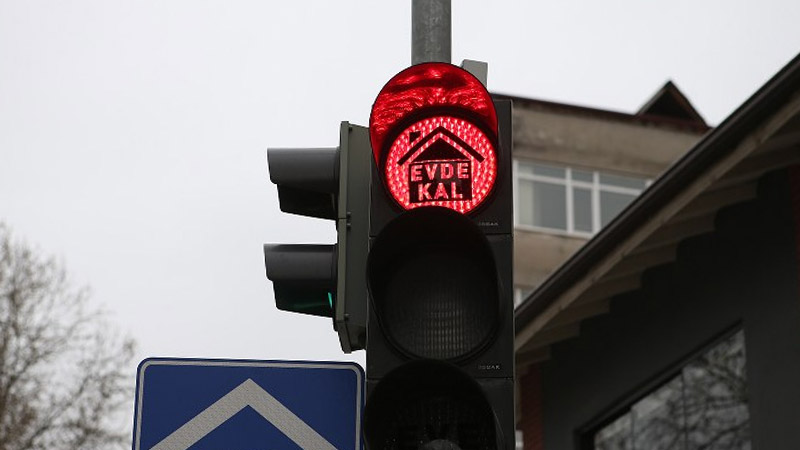 ФОТО - В Турции, в многих городах появились «анти-коронавирусные» светофоры