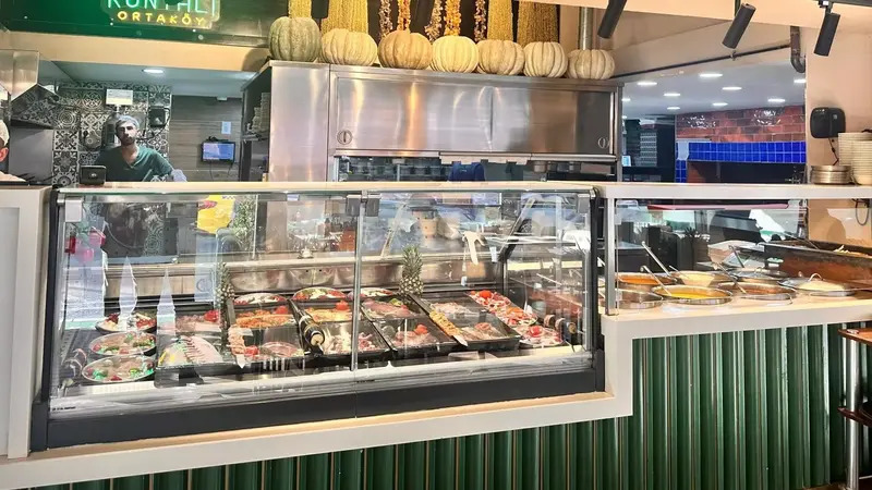 Серия отравлений в Стамбуле вызвала панику и обвалила продажи уличной еды