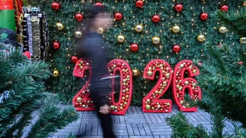 В Турции искусственные ели становятся ключевым элементом новогодних праздников