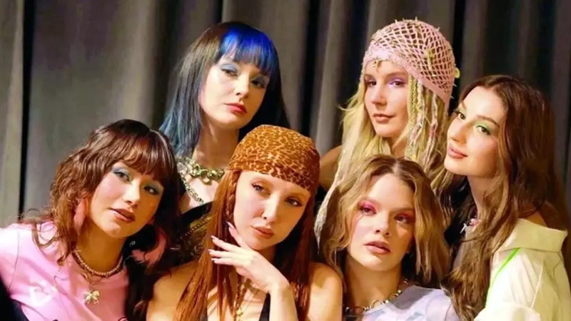 Поп-группа в Турции получила тюремные сроки из-за поведения на сцене