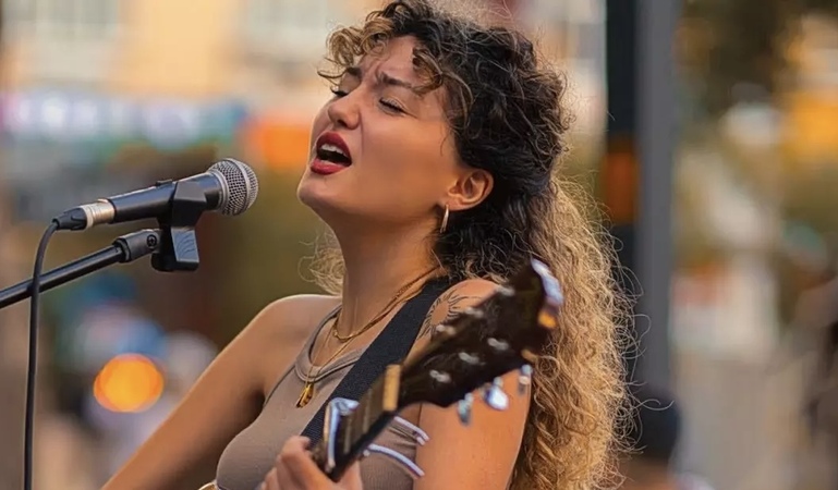 Турецкая певица заявила, что ее голос был скопирован с помощью ИИ