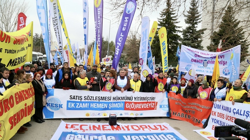 «Мы не сводим концы с концами»: госслужащие протестуют против низких зарплат в Анкаре