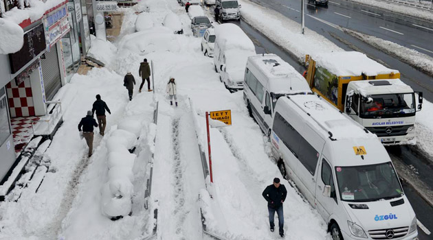 Стамбул парализован снегопадом: запрет для фур и курьеров, пробки до 80%