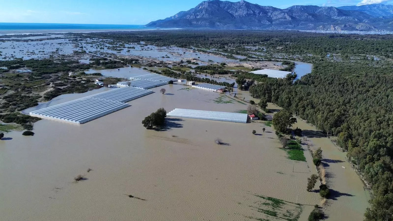 Анталью за 40 дней накрыл годовой объём осадков