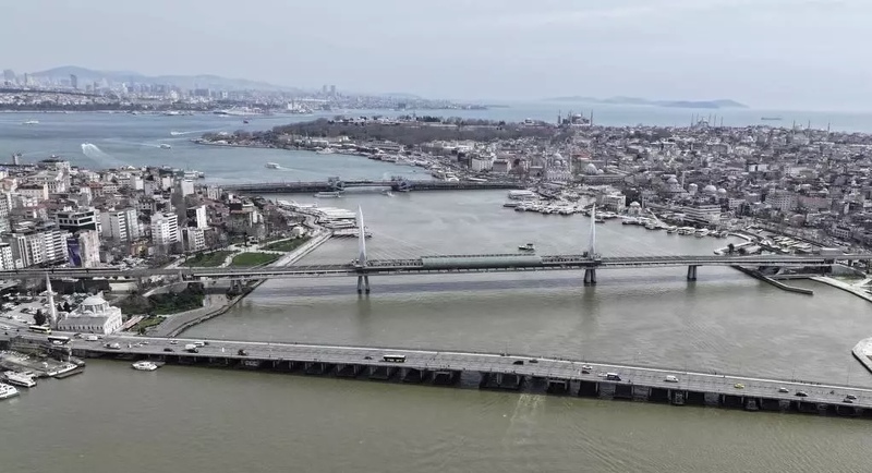 Загрязнение и слабая циркуляция воды изменили цвет Золотого Рога в Стамбуле