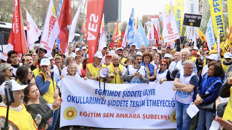 Учителя в Турции требуют отставки министра образования после инцидентов в школах