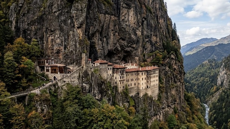 Камнепады угрожают монастырю Сумела в Трабзоне: власти оценивают риски