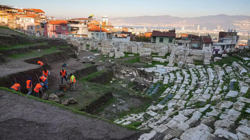 В центре Измира проводят раскопки театра возрастом более 1500 лет