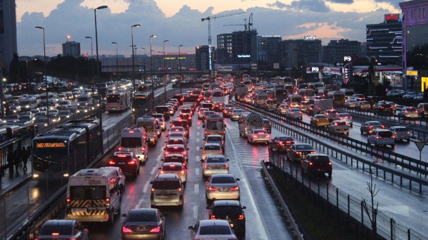 В густонаселенном Стамбуле усугубились проблемы движения и загрязнения