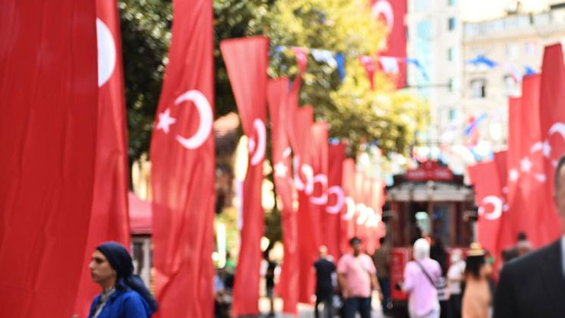 Более тысячи флагов Турции вывесили на улице Истикляль в Стамбуле, где был совершен теракт