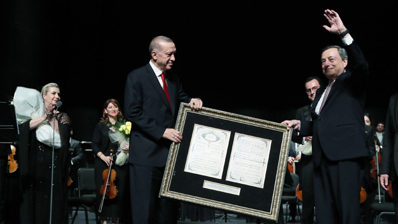 Эрдоган передал в дар Италии нотную запись национального гимна Османской империи