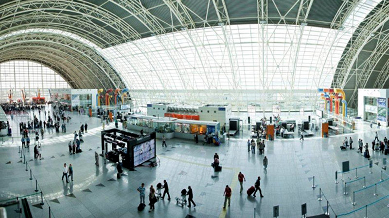 В аэропорту Измира задержали двоих мужчин из-за сообщений в соцсетях