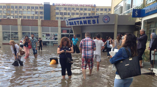 Из-за ливневого дождя в Измире произошло внезапное наводнение