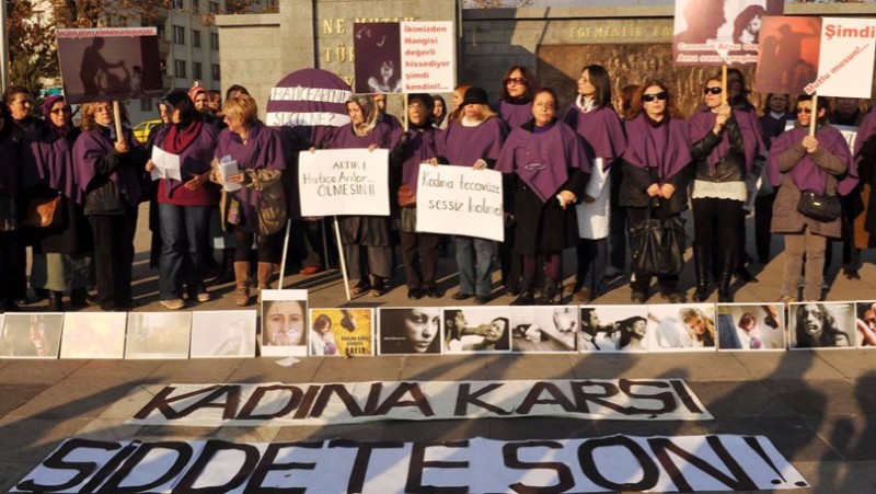 Женщины Турции отметили шествиями Международный день борьбы с насилием