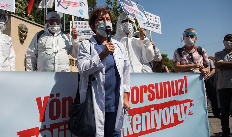 Стамбульские врачи протестуют, призывая к срочным мерам по борьбе с COVID-19