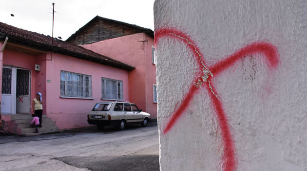 В турецкой Малатье неизвестные пометили двери и стены домов алеви