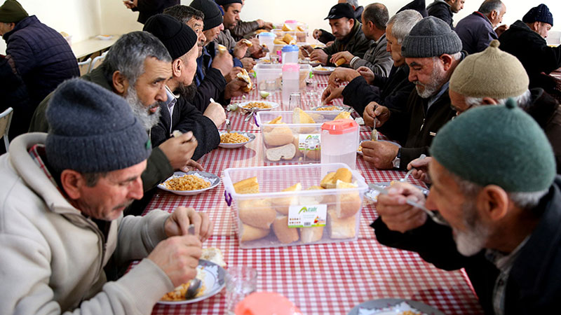 Турецкая благотворительная столовая предлагает бесплатную еду нуждающимся