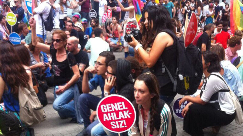 Стамбульская полиция разогнала участников гей-парада