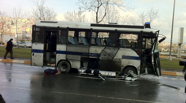 В Стамбуле террористы взорвали полицейский автобус: 16 раненых