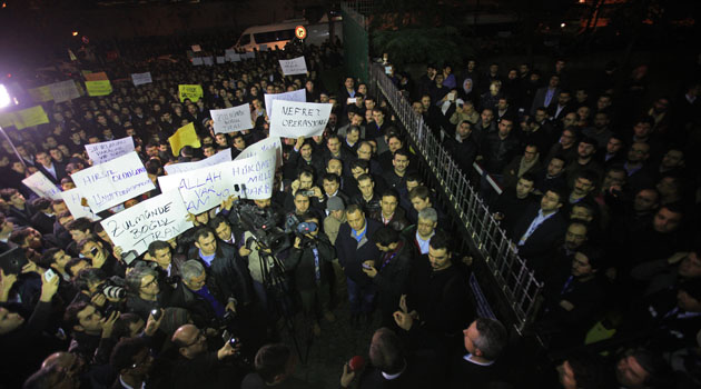 В Турции толпы людей вышли с протестами против «медийного переворота»