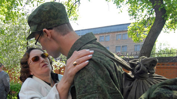 Призыв Родины звучит вдвое тише | Армия стала меньше, чем планировали, но аспирантам служба все еще грозит