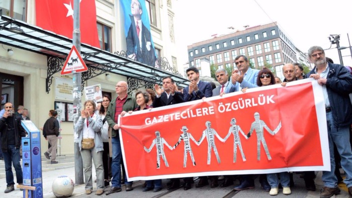 Турецкие журналисты провели марш в знак солидарности с заключёнными в тюрьму коллегами