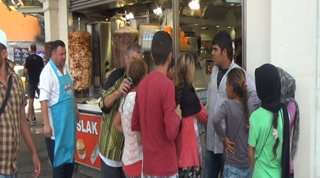 Турецкий Робин Гуд накормил сирийских детей-беженцев за счет хозяина магазина