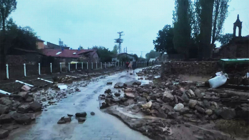 Не менее трех человек погибли в результате проливных дождей в Турции