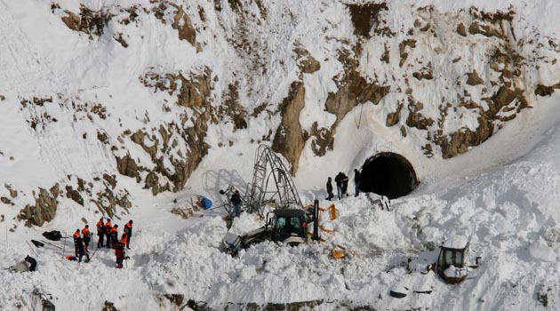 В Трабзоне спасатели ищут четырех человек, попавших под лавину