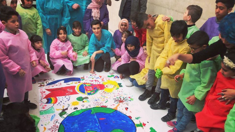 Турецкая звезда Туба Бюйюкюстюн посетила сирийских беженцев