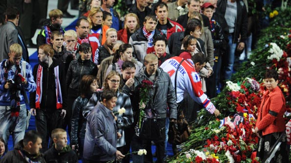 "Для нас вы никогда не умрете" | Попрощаться с хоккеистами "Локомотива" пришли десятки тысяч россиян