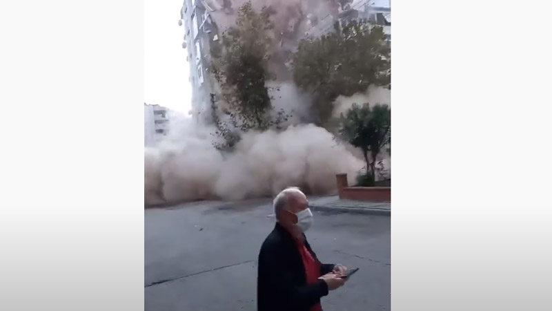 ВИДЕО - В Измире здание развалилось после землетрясения на глазах жителей дома