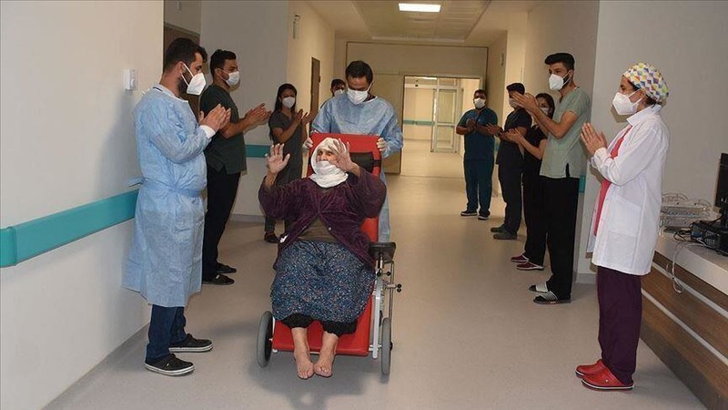 В Турции 120-летняя женщина победила коронавирус