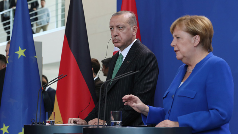 Эрдоган и Меркель вновь обсудили по телефону ситуацию в Ливии