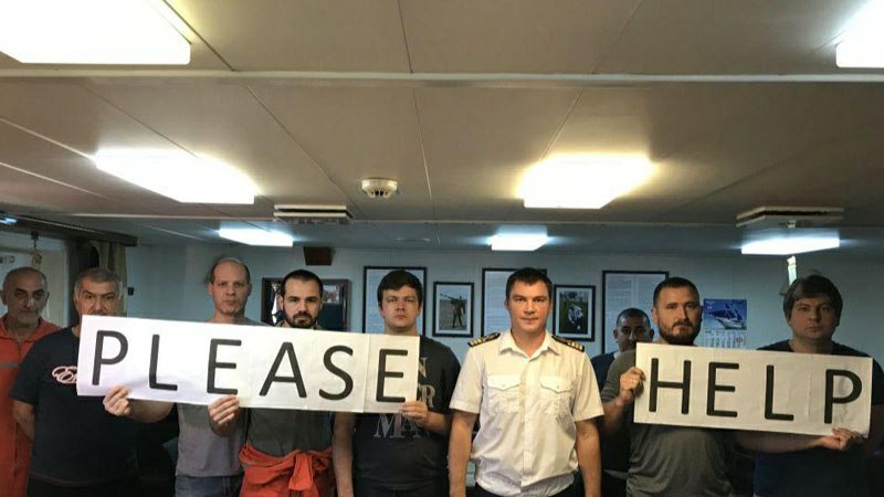 Российские моряки, оказавшиеся заперты в арестованном судне в Турции, просят о помощи