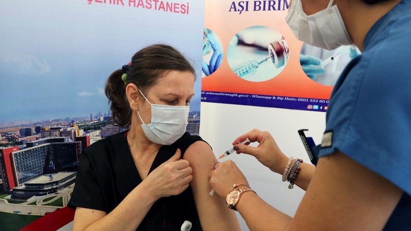 В Турции вновь ввели рекордное количество вакцин от COVID-19 за день