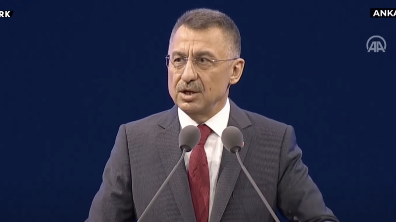 Вице-президент Турции чуть не упал в обморок во время выступления — ВИДЕО