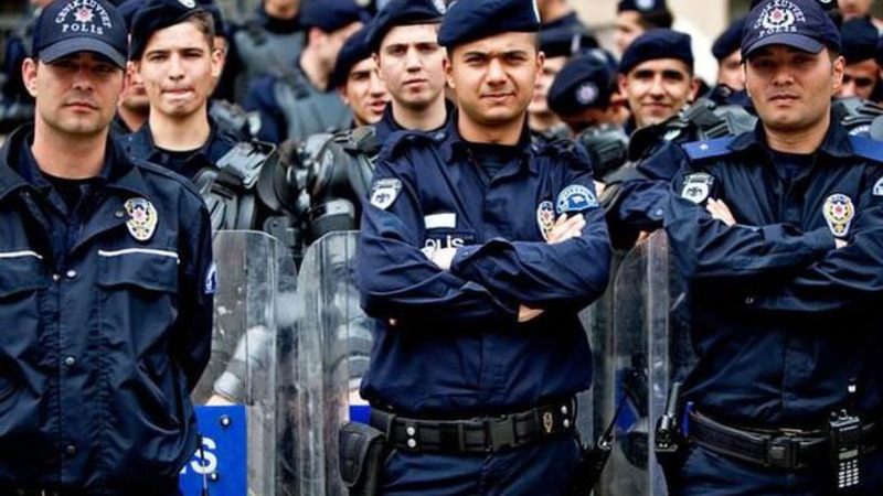 В Турции из-за связей с Гюленом с занимаемых должностей уволены 30 тыс. полицейских