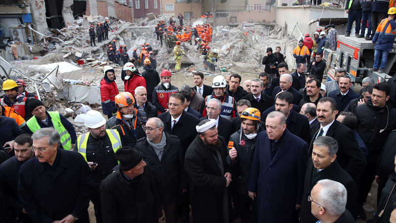 Эрдоган посетил место обрушения жилого дома в Стамбуле