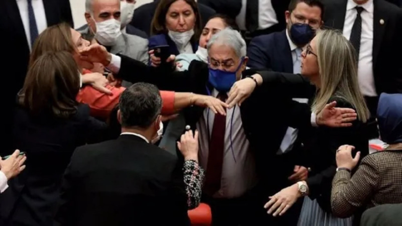 В парламенте Турции подрались женщины-депутаты