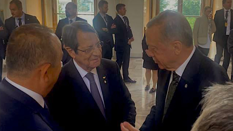 Президенты Кипра и Турции провели беседу на саммите ЕС в Праге