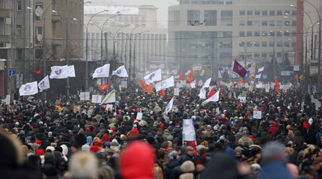 Десятки тысяч людей вышли на площадь против антисиротского закона