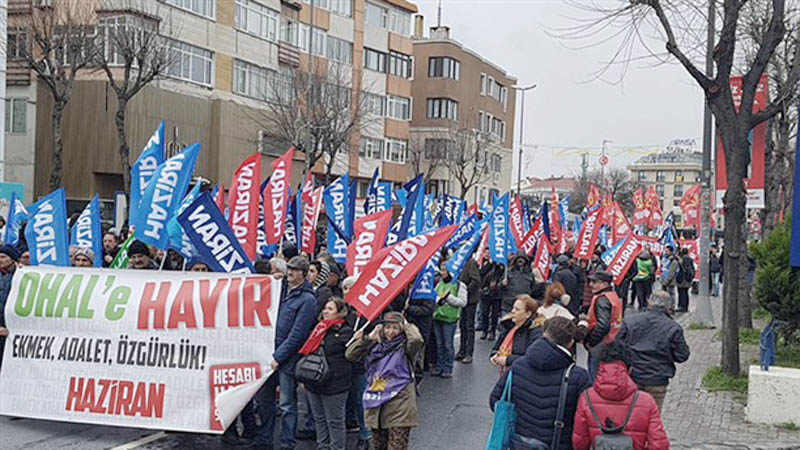 В Стамбуле тысячи граждан вышли на митинг против чрезвычайного положения