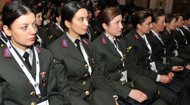Женщинам в турецкой армии разрешили пользоваться косметикой