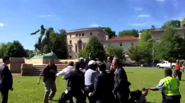 ВИДЕО- Драка между протестующими и сторонниками Эрдогана в Вашингтоне