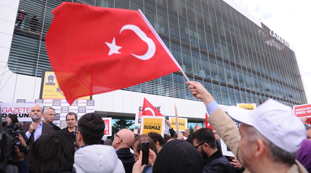 У офиса турецкой газеты Zaman проходит стихийный митинг