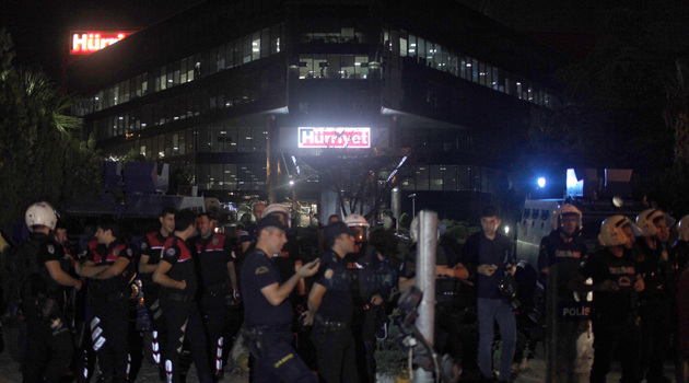 Сторонники Эрдогана атаковали здание газеты Hurriyet